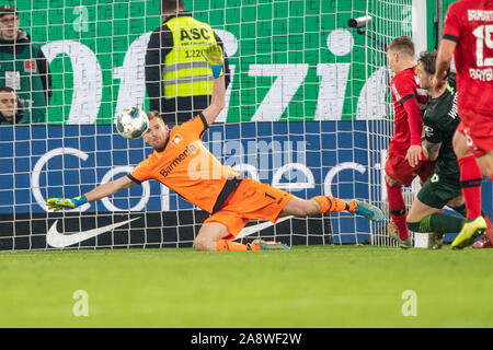 Torwart Lukas HRADECKY (links, LEV) und withchell Weiser (mi., LEV) versus Wout WEGHORST (WOB), Action, Kampf um den Ball, Fußball 1. 1. Fussballbundesliga, 11. Spieltag VfL Wolfsburg (WOB) - Bayer 04 Leverkusen (LEV) 0:2, am 10.11.2019 in Wolfsburg/Deutschland. € | Nutzung weltweit Stockfoto