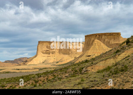 Abgeflachter Berge mit steilen Schichtstufen über eine Ebene im Spanischen wüste Bardenas Reales Stockfoto