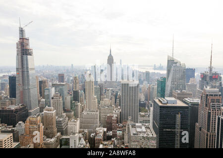Blick auf New York City und Empire State Building aus dem Rockefeller Center, New York, NY, Vereinigte Staaten von Amerika, USA. Stockfoto