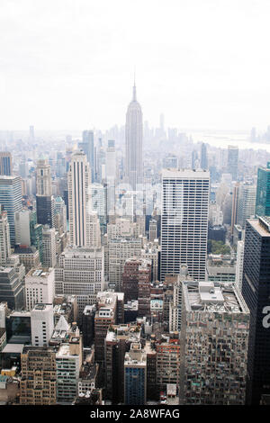 Blick auf New York City und Empire State Building aus dem Rockefeller Center, New York, NY, Vereinigte Staaten von Amerika, USA. Stockfoto