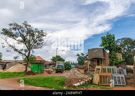 Garage zur Festsetzung Lkw und Fahrzeuge im Kabubu, Kampala, Uganda, November 2019 Stockfoto