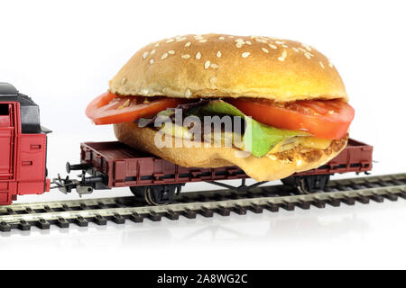 Burger auf dem Bahnsteig isoliert auf weißem Stockfoto