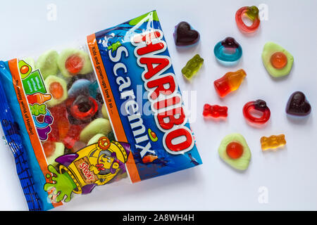 Paket von Haribo Scaremix Süßigkeiten Süßigkeiten Bonbons geöffnet mit dem verschütteten Inhalt auf weißem Hintergrund verschüttet Stockfoto