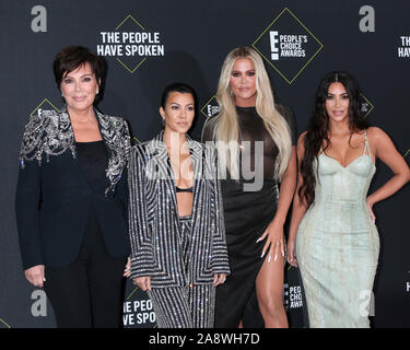 November 10, 2019, Santa Monica, CA, USA: LOS ANGELES - Nov 10: Kris Jenner, Kourtney Kardashian, Khloe Kardashian, Kim Kardashian West bei der 2019 Menschen Choice Awards an Barker Hangar am 10. November 2019 in Santa Monica, CA (Credit Bild: © Kay Blake/ZUMA Draht) Stockfoto