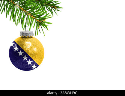 Glas Christmas Ball Spielzeug auf weißem Hintergrund mit der Flagge von Bosnien und Herzegowina isoliert Stockfoto