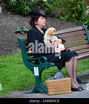 Dame mit Hund auf der Werkbank Stockfoto