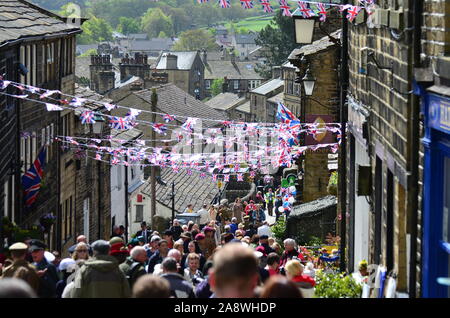 Menschen auf Haworth Hauptstraße 1940 s Wochenende, Yorkshire Stockfoto