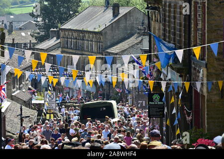 Menschen auf Haworth Main Street, 1940 s Wochenende, Yorkshire Stockfoto