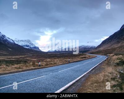 Asphaltierte Straße im Tal in den schottischen Highlands in der Nähe von beliebten Gipfel Glen Etive, Glencoe und andere. Schottland, Vereinigtes Königreich Stockfoto