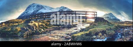 Beliebte Brücke über den Fluss Coupall unter A82 Autobahn, die Glen Coe Tal in den schottischen Highlands Stockfoto