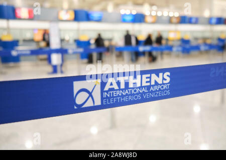 Athens International Airport Eleftherios Venizelos, Griechenland - November 4, 2019: Gurtabroller, tragbare ribbon Barriere, Fechten Band. Stockfoto