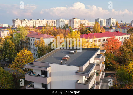 Herbst in der Stadt mit neu gebauten Wohnung Gebäude gegenüber der alten kommunistischen Ära Wohnblocks mit renovierten Fassaden - Luftaufnahme eines n Stockfoto