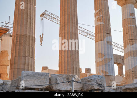Maschine Kran zwischen Säulen des Parthenon Tempel auf der Akropolis, Athen, Griechenland, bei Sonnenuntergang. Die Wiederherstellung. Stockfoto