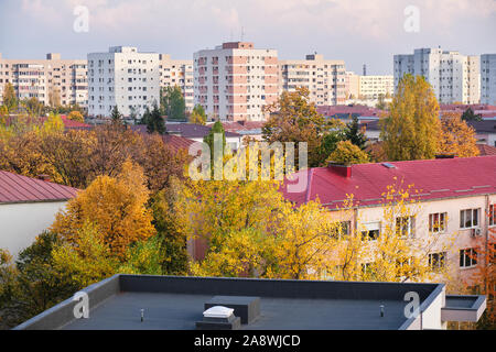 Städtische Gebäude im Herbst mit renovierten Fassaden - Luftbild in Bukarest, Rumänien. Stockfoto