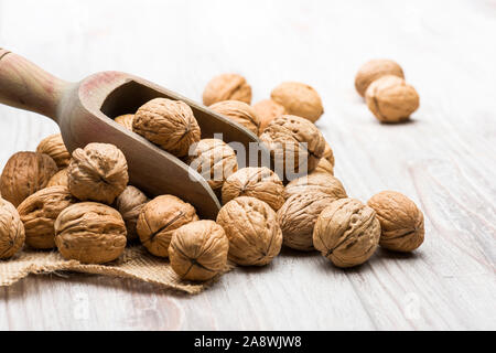 Menge Walnüsse mit Holz- Schaufel auf Tabelle Stockfoto