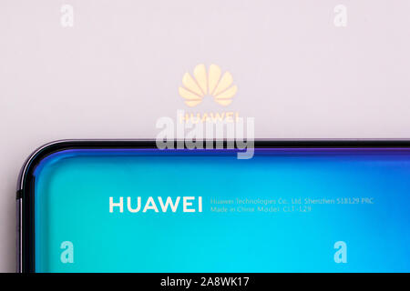 Nahaufnahme eines Huawei Smartphone auf das weiße Feld mit Huawei logo Stockfoto