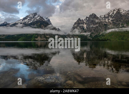 Sonnenaufgang am Jenny Lake im Grand Teton National Park, Wyoming. Stockfoto