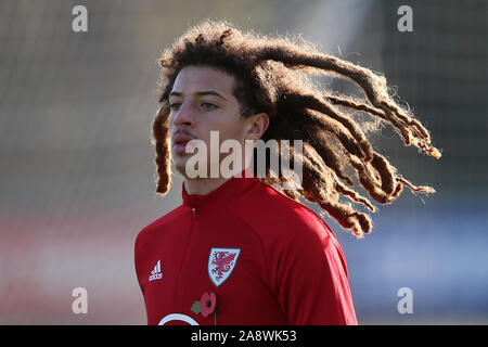 Cardiff, Großbritannien. 11 Nov, 2019. Ethan Ampadu von Wales Wales Fußball-Gruppe während der Ausbildung an der Vale Resort Hensol, in der Nähe von Cardiff, South Wales am Montag, den 11. November 2019. Das Team bereitet sich auf die UEFA Euro 2020 Qualifikationsspiele gegen Aserbaidschan und Ungarn. pic von Andrew Obstgarten/Alamy leben Nachrichten Stockfoto