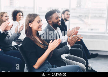 Gruppe von Geschäftsleuten applaudieren Lautsprecher nach Vorlage Stockfoto