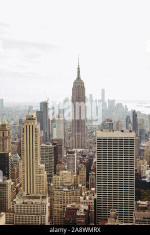 Blick auf New York City und Empire State Building aus dem Rockefeller Center, New York, NY, Vereinigte Staaten von Amerika, USA. Stockfoto