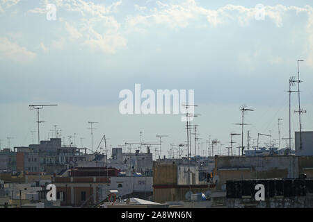 Die Skyline von Brindisi über die Dächer der Stadt gesehen von der Waterfront Stockfoto