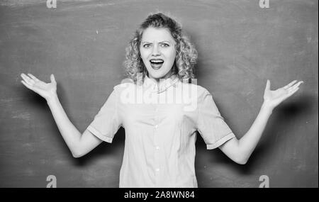 Schule Material. Kenntnisse täglich. leere Tafel Informationen. zurück zu Schule. Frau mag studieren. verwirrt Student an der Tafel. Universität oder College Leben. Frau Lehrerin in der Schule Lektion. Stockfoto