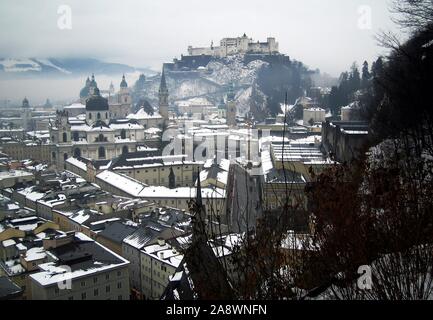 Die Festung Hohensalzburg blicken auf die Stadt. Aus weißem Stein gebaut und von großen Stadtmauern umgeben ist, die Festung war einst eine uneinnehmbare Zuflucht Stockfoto