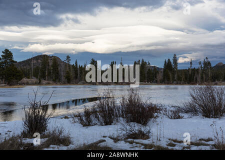 Linsenförmige Wolken bilden über Sprague See im Rocky Mountain National Park (Colorado). Stockfoto
