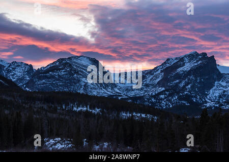 Einen wunderschönen Sonnenuntergang über den Bergen mit Blick auf Sprague See im Rocky Mountain National Park in Colorado. Stockfoto