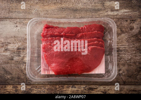 Filet Steak Fleisch in Kunststoff auf Holz- Hintergrund verpackt Stockfoto