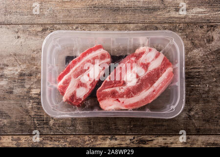 Rippen Fleisch in Kunststoff auf Holz- Tabelle verpackt. Ansicht von oben Stockfoto