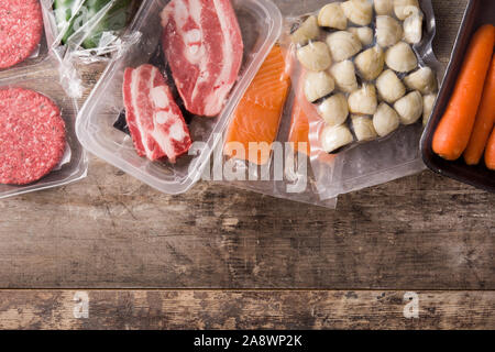 Verschiedene Arten von Fleisch, Gemüse und Meeresfrüchte auf hölzernen Tisch. Ansicht von oben. Platz kopieren Stockfoto