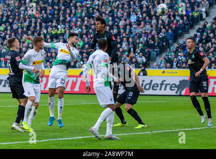 Sport, Fußball, Bundesliga, 2019/2020, Borussia Mönchengladbach gegen SV Werder Bremen 3-1, Stadion Borussia Park, Szene des Spiels, 1-0 Ziel durch Schneidwerk, v.l.n.r. Maximilian Eggestein (SVW), Nico Elvedi (MG), Torschütze Rami Bensebaini (MG), Theodor Gebre Selassie (SVW), Alassane Plädoyer (MG), Milos Veljkovic (SVW), Marco Friedl (SVW) DFL-Bestimmungen verbieten die Verwendung von Fotografien als BILDSEQUENZEN UND/ODER QUASI-VIDEO Stockfoto