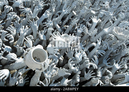 Eine Skulptur in Wat Rong Khun, oder der weiße Tempel, Chiang Rai, Thailand, die Hände greifen aus der Hölle und symbolisiert uneingeschränkten Liberalisierungswillen erkennen Stockfoto