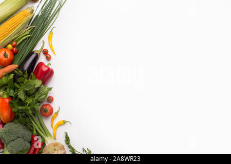 Verschiedene frische reife Gemüse Rahmen auf Weiß Stockfoto