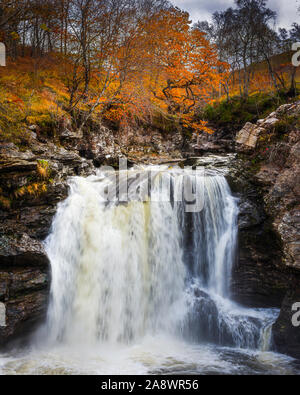 Falloch fällt im Oktober. schönen Wasserfall im Herbst bunte Wälder, in den schottischen Highlands. majestätischen Landschaft von Schottland, Großbritannien. beliebter Platz. Stockfoto