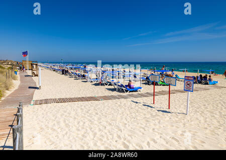 Sonnenliegen am schönen Sandstrand Algarve Barril, Santa Luzia Algarve, Portugal. Stockfoto