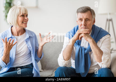 Missbräuchliche Beziehung. Wütende Frau schrie Mann Stockfoto