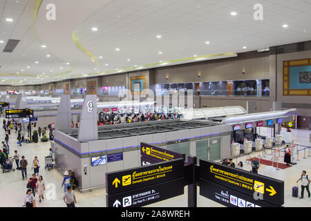 Bangkok, Thailand - Okt 29,2019: Passagiere stehen Schlange am Schalter in Don Mueang International Airport zu prüfen. Stockfoto