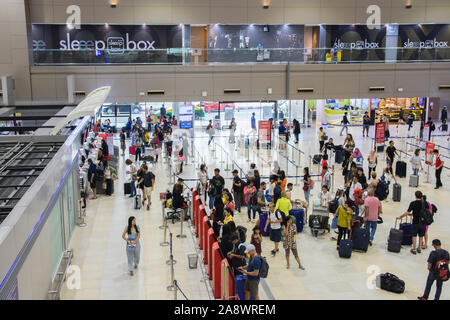 Bangkok, Thailand - Okt 29,2019: Passagiere stehen Schlange am Schalter in Don Mueang International Airport zu prüfen. Stockfoto