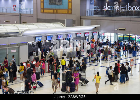 Bangkok, Thailand - Okt 29,2019: Passagiere stehen Schlange am Schalter in Don Mueang International Airport zu prüfen. Stockfoto