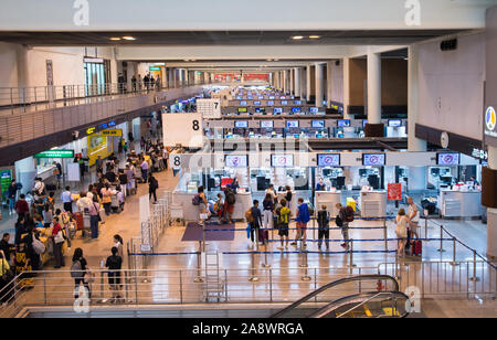 Bangkok, Thailand - Okt 29,2019: Passagiere stehen Schlange am Schalter in Don Mueang International Airport zu prüfen. Stockfoto