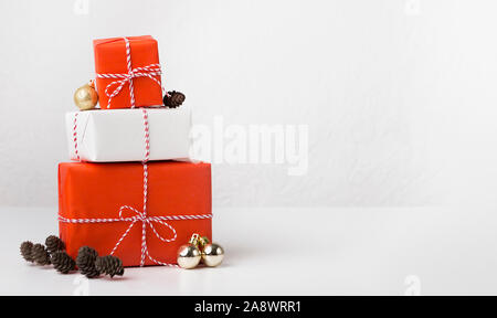 Weihnachten Hintergrund der eingepackten Geschenke von Kegel eingerichtet Stockfoto