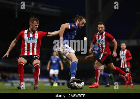 Wird Keane von Ipswich Town Schlachten mit Callum Connolly von Lincoln City - Ipswich Town v Lincoln City, die Emirate FA Cup in die erste Runde, Portman Road, Ipswich, Großbritannien - 9 November 2019 Editorial nur verwenden - DataCo Einschränkungen Stockfoto