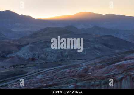 Sonnenuntergang in den roten Bergen von Aserbaidschan. Stockfoto