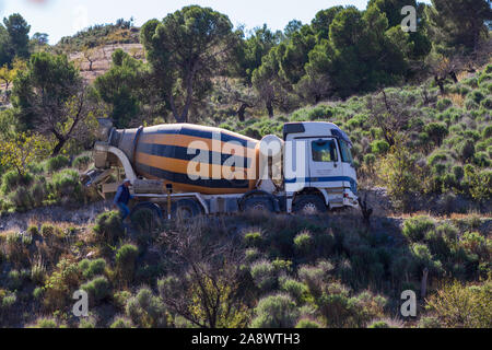 Fertig gemischte Zement Lkw liefern im ländlichen Spanien Stockfoto