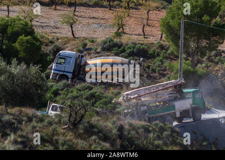 Fertig gemischte Zement Lkw liefern im ländlichen Spanien Stockfoto