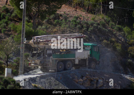 Betonpumpe Staplers Arbeiten im ländlichen Spanien Stockfoto