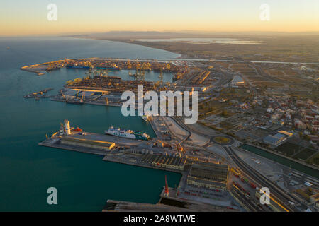 Luftaufnahme der Container Terminal der Seehafen der Stadt Valencia und das Schiff beim Laden Stockfoto