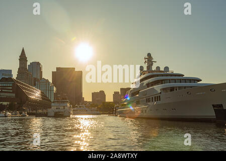 Boston, Massachusetts, USA 18.9.2019 Farbe Bild Boston Harbor bei Sonnenaufgang Stockfoto